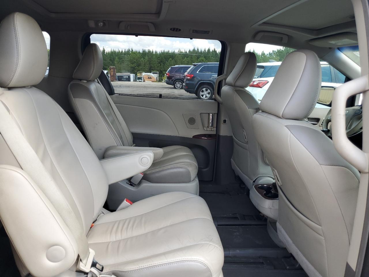 2013 TOYOTA SIENNA