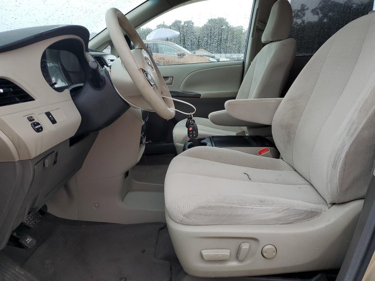 2011 TOYOTA SIENNA