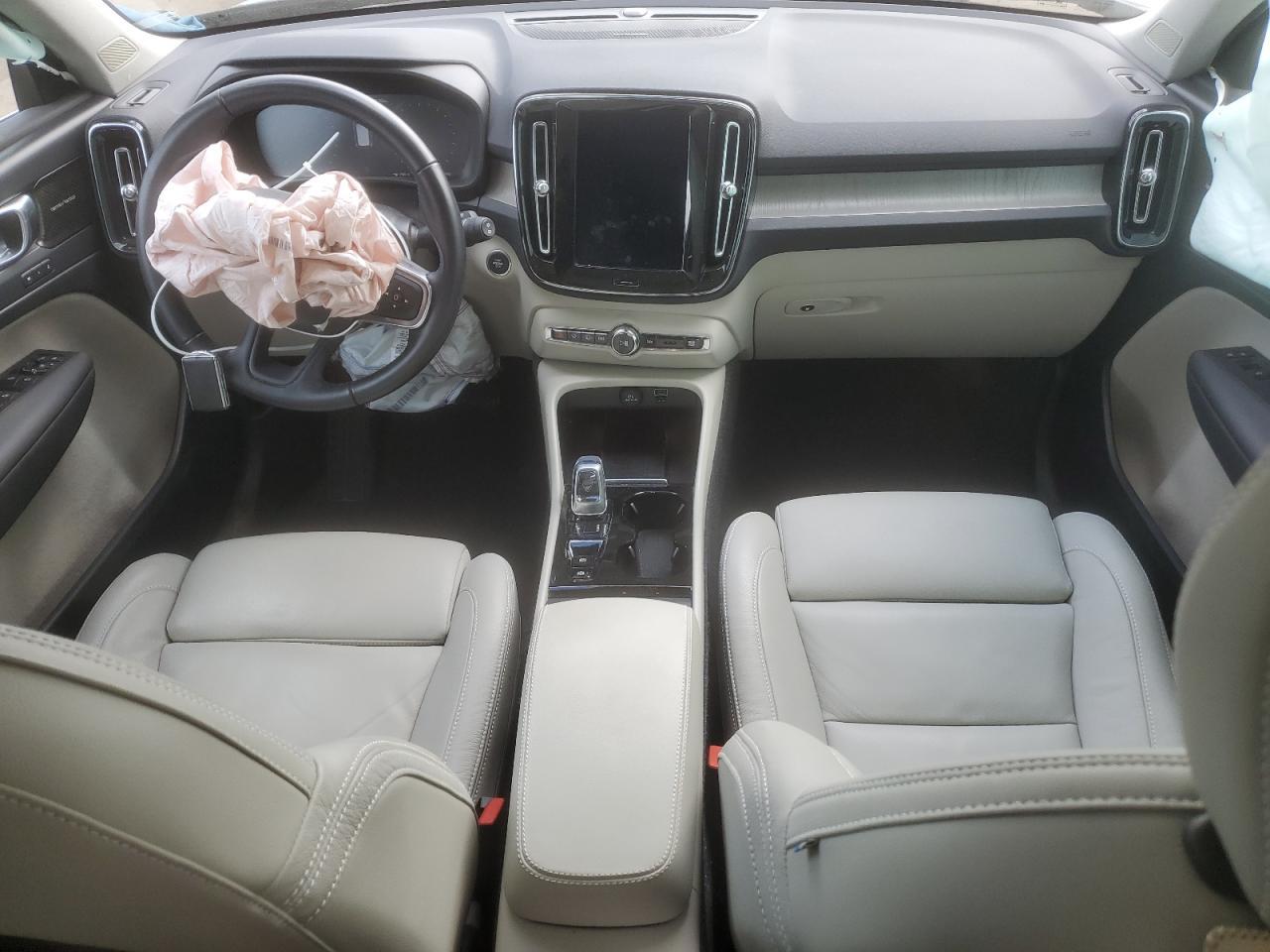 2020 VOLVO XC40