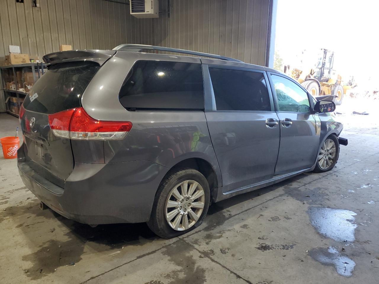 2011 TOYOTA SIENNA