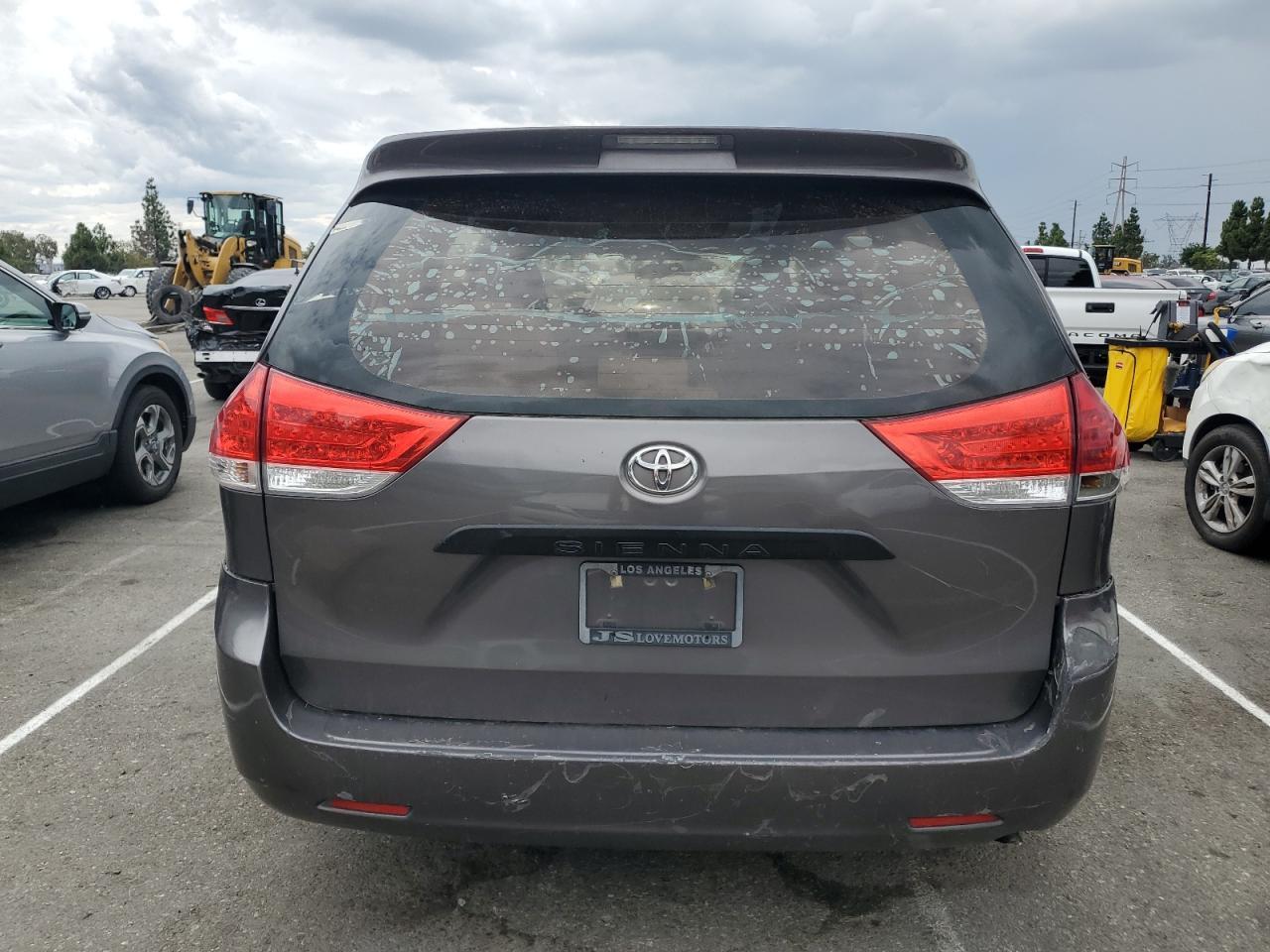 2011 TOYOTA SIENNA