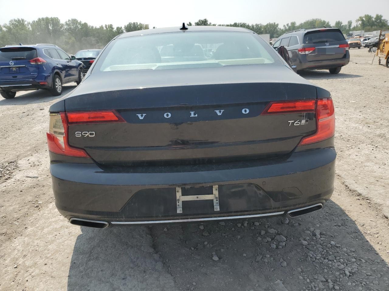 2017 VOLVO S90