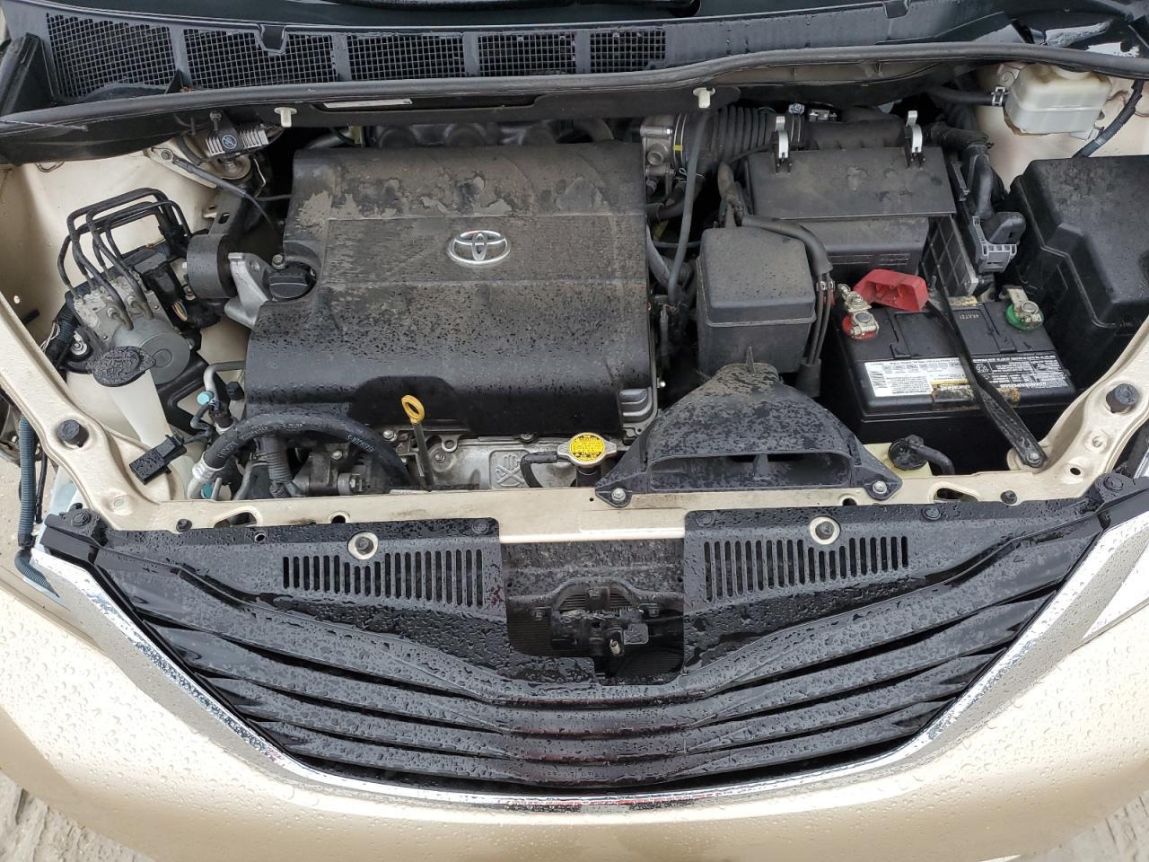 2011 TOYOTA SIENNA