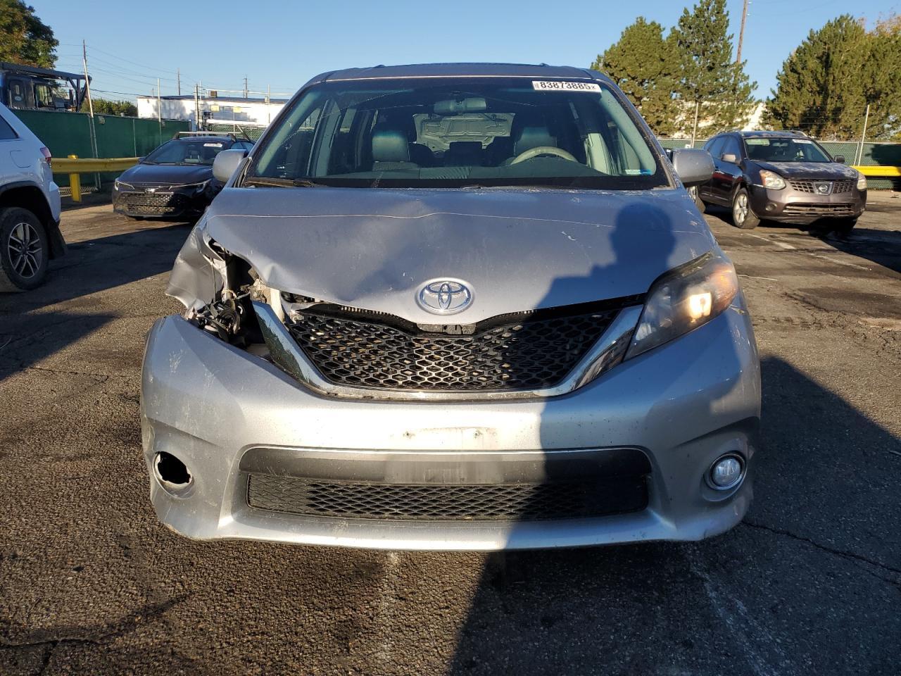 2011 TOYOTA SIENNA