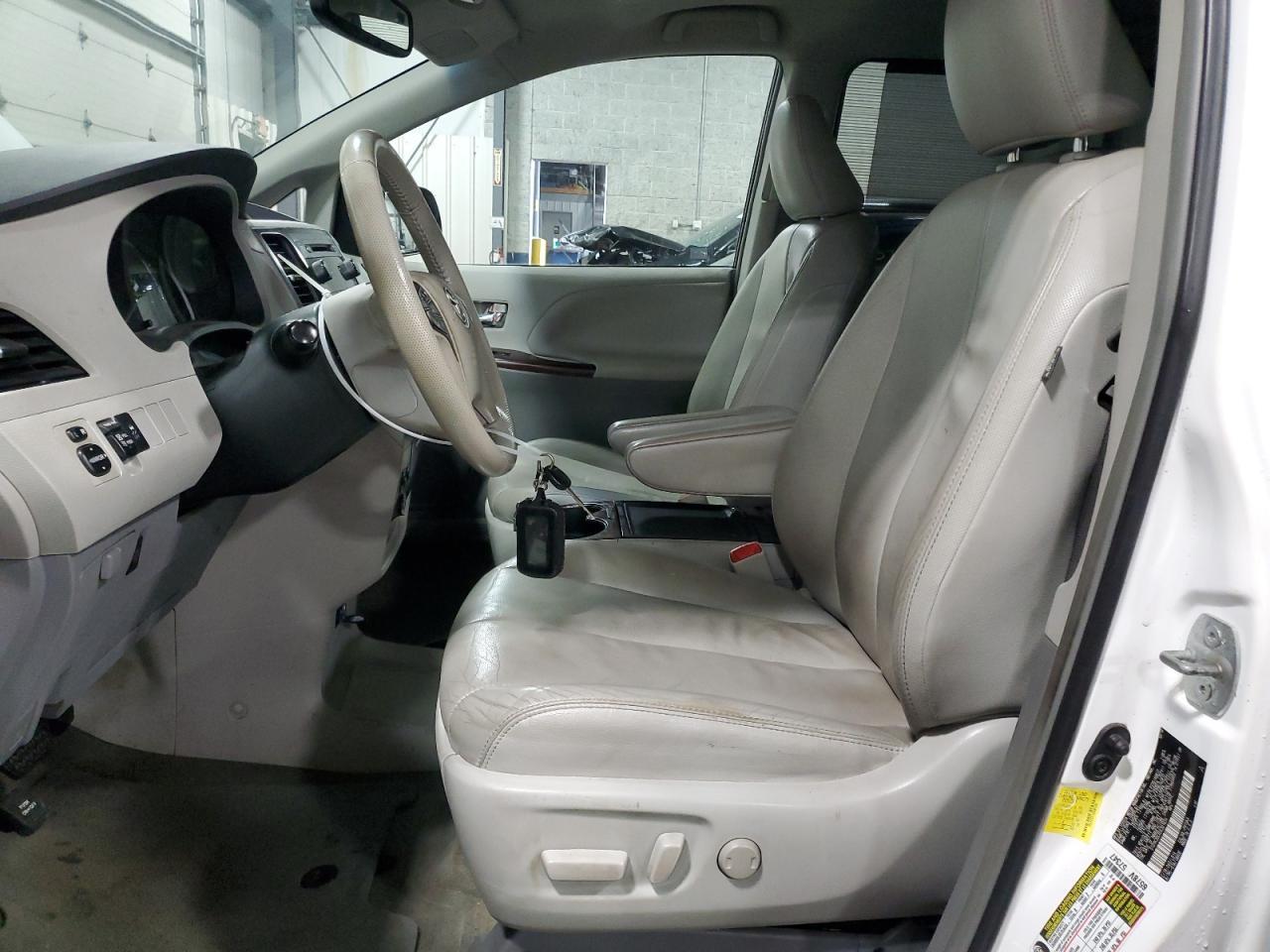 2013 TOYOTA SIENNA