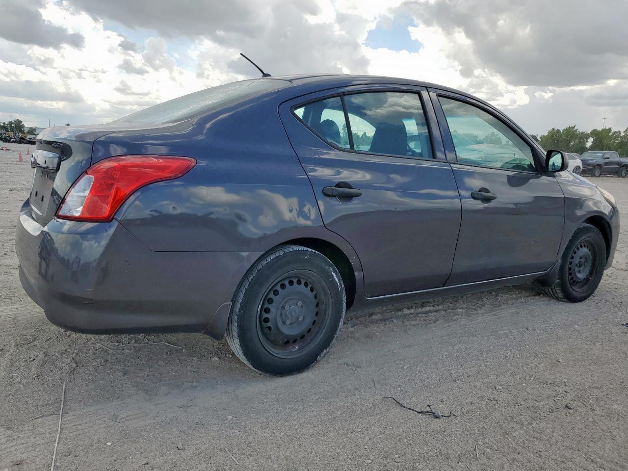 2015 NISSAN VERSA