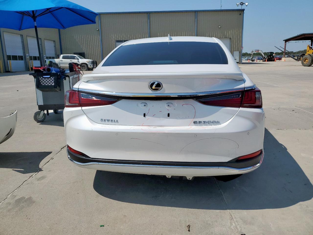 2025 LEXUS Es