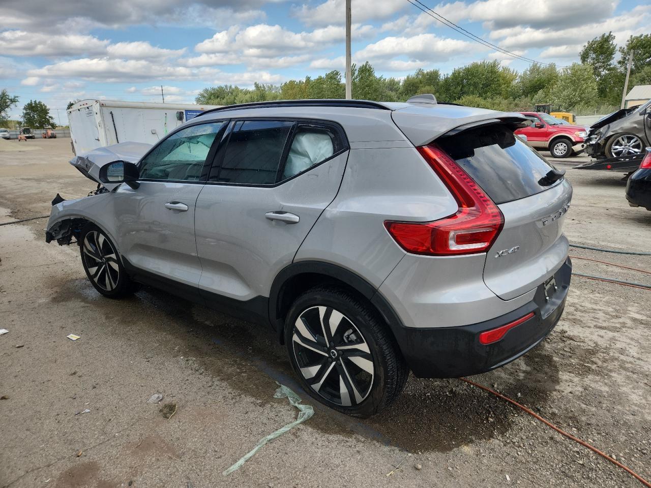 2024 VOLVO XC40
