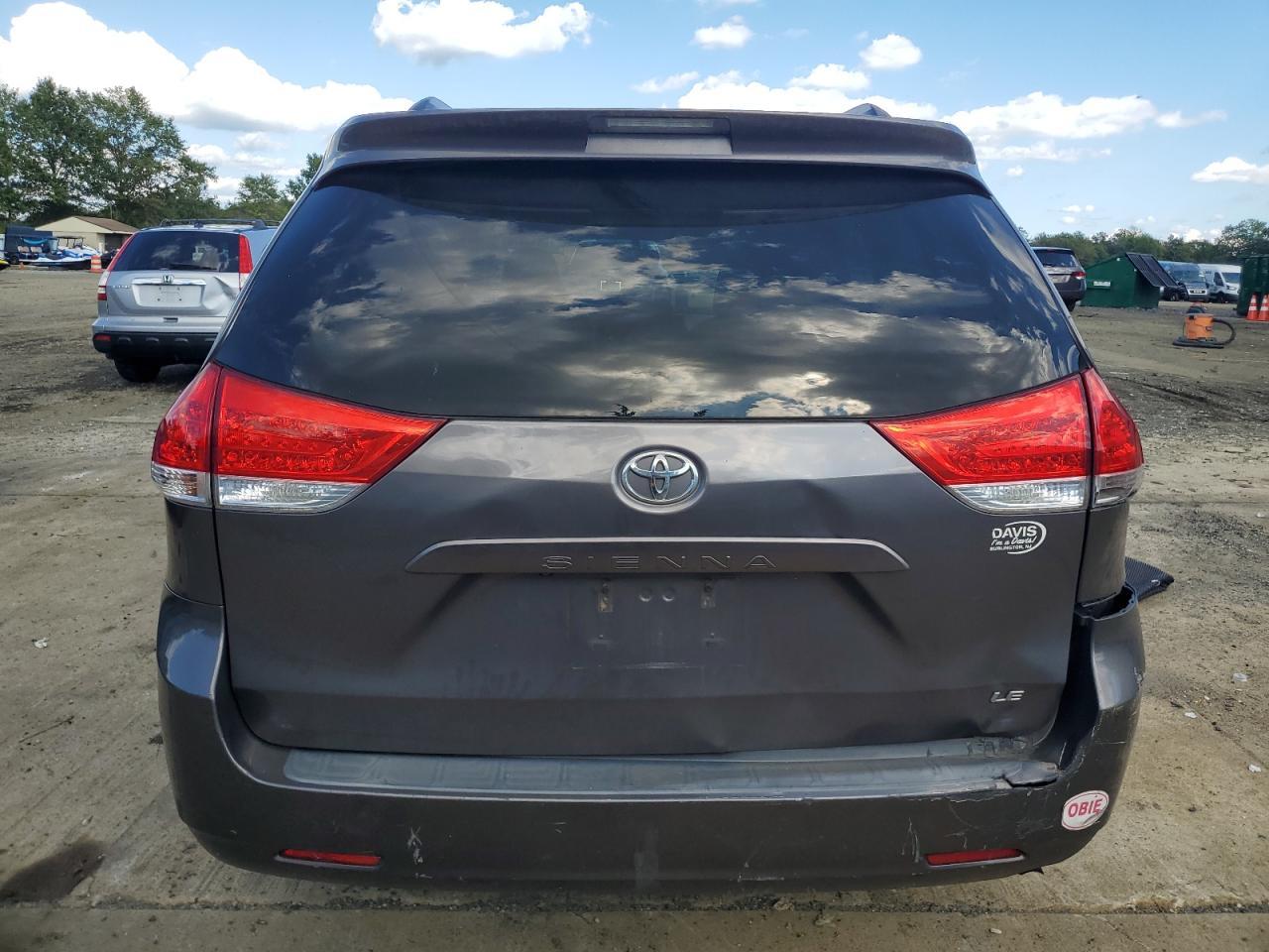 2011 TOYOTA SIENNA