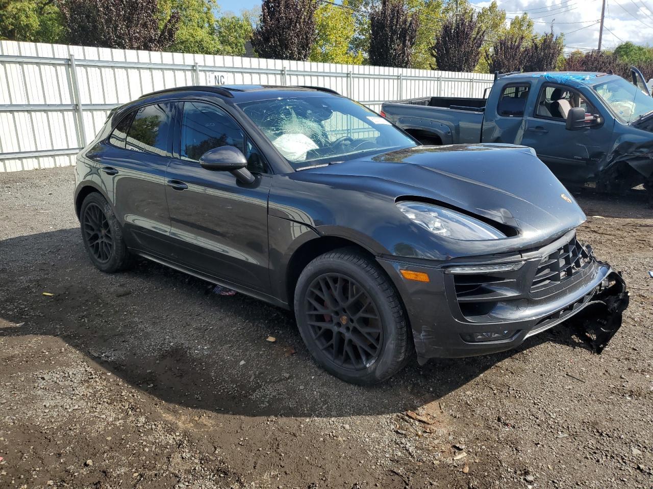 2017 PORSCHE Macan