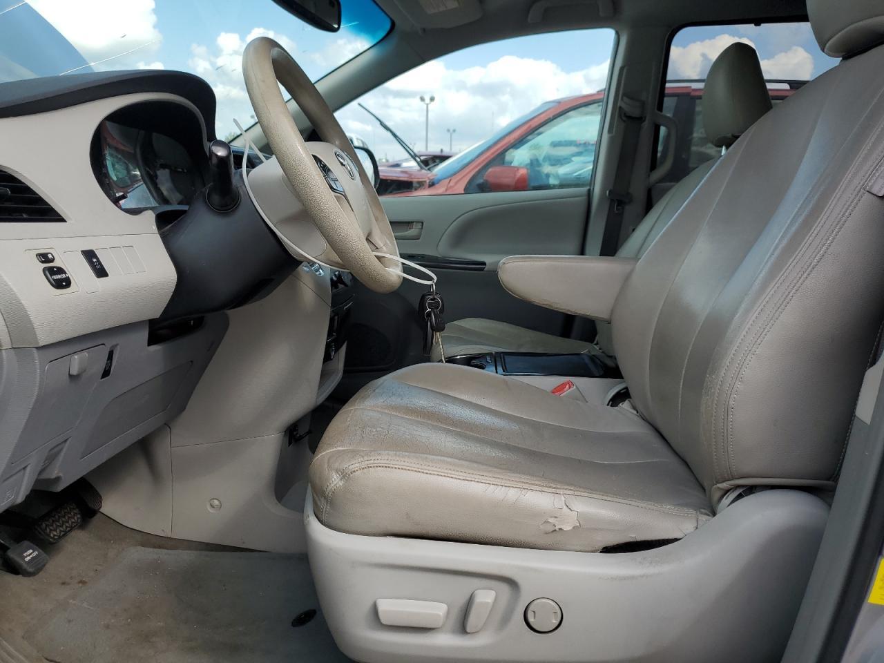 2013 TOYOTA SIENNA