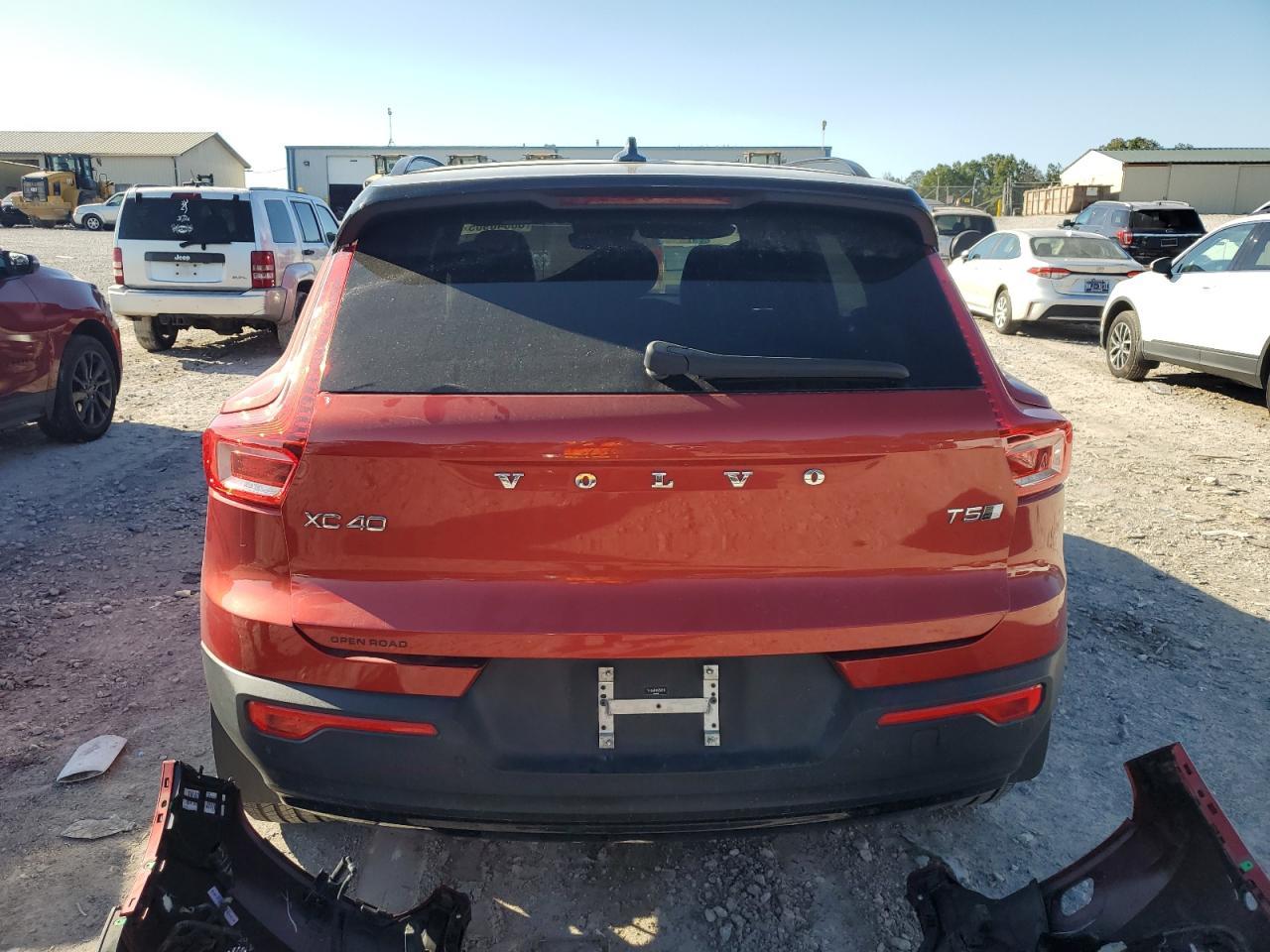 2021 VOLVO XC40