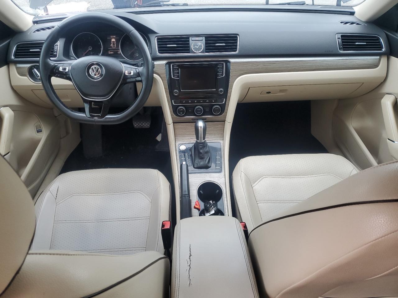 2017 VOLKSWAGEN Passat