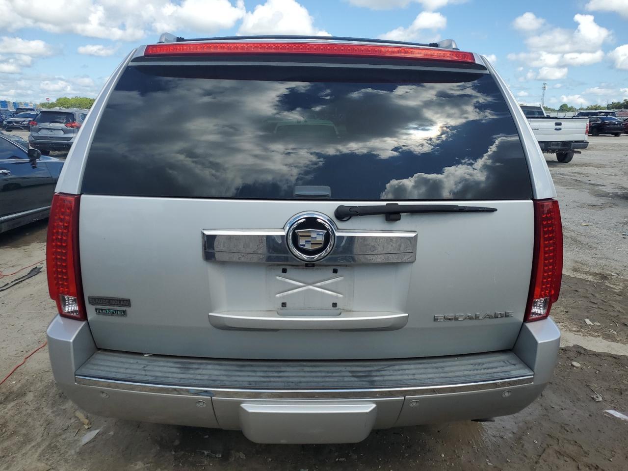 2010 CADILLAC ESCALADE