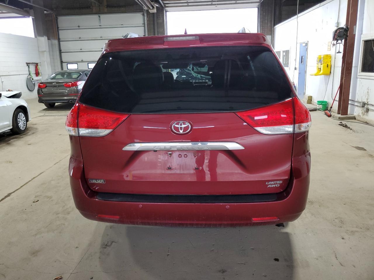 2012 TOYOTA SIENNA