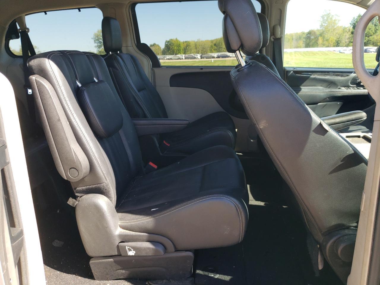 2016 CHRYSLER Town & Country