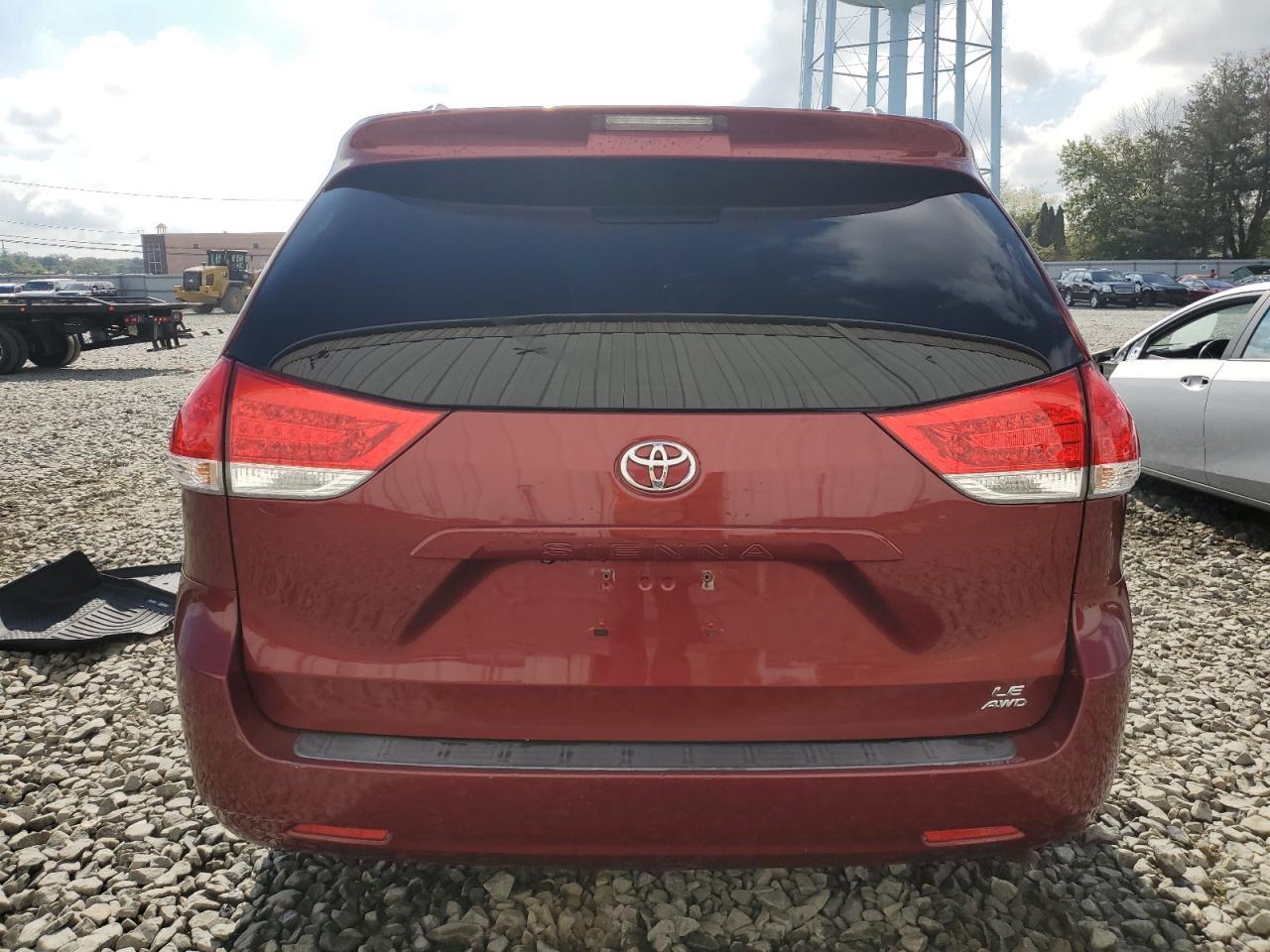 2011 TOYOTA SIENNA