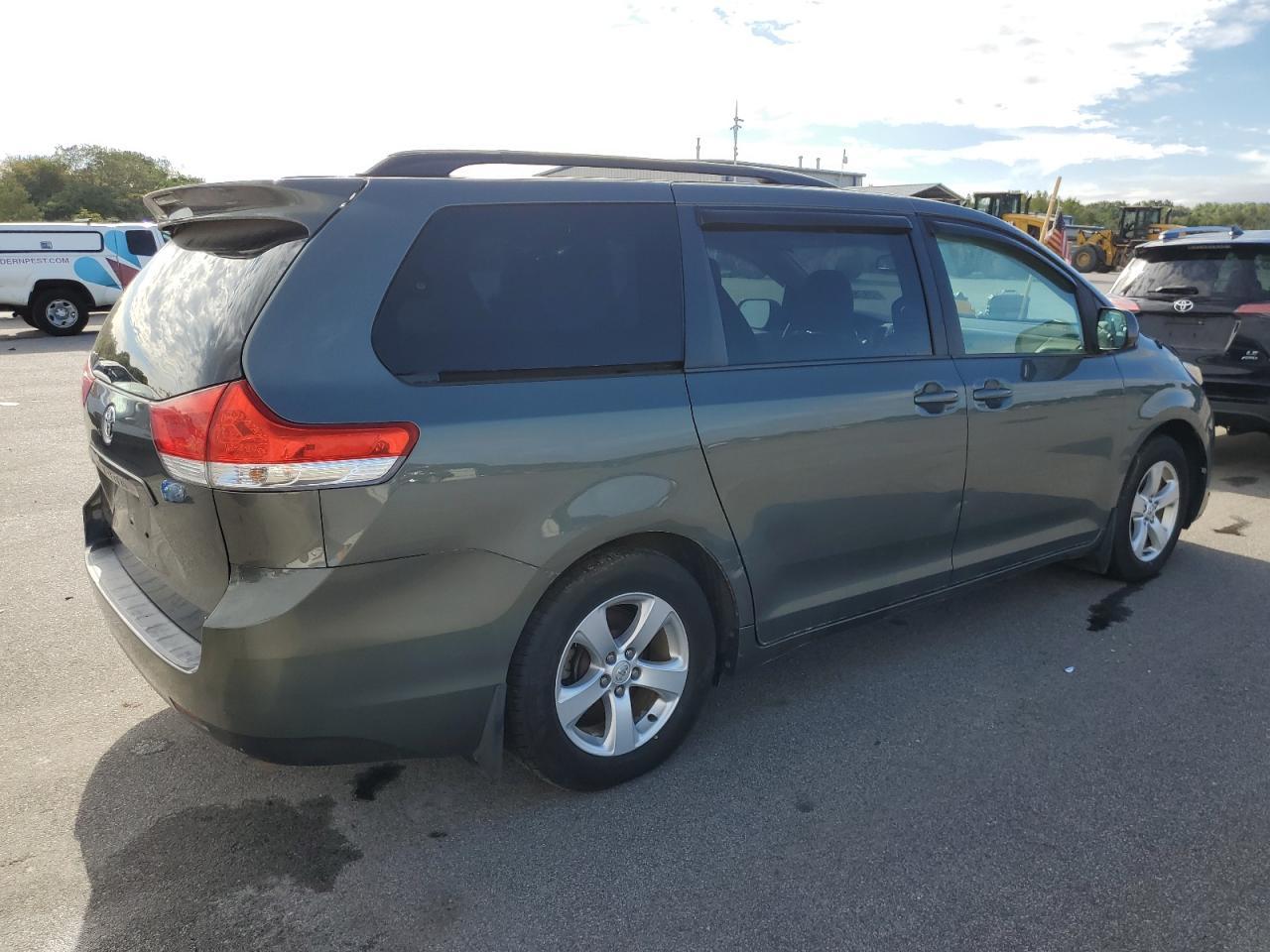 2013 TOYOTA SIENNA