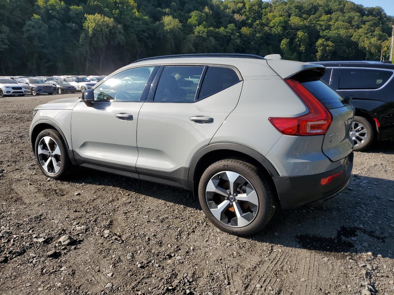 2024 VOLVO XC40