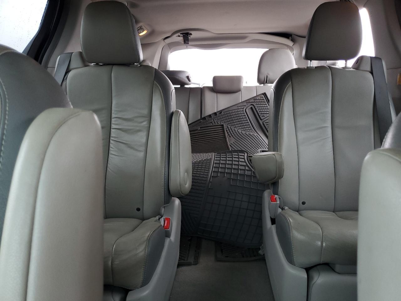 2012 TOYOTA SIENNA