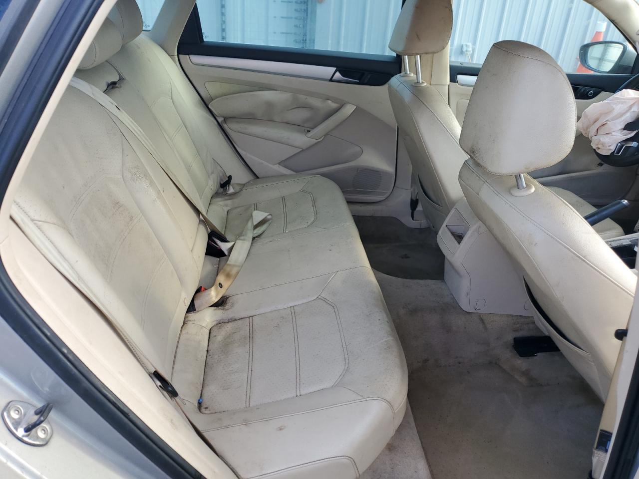 2012 VOLKSWAGEN Passat