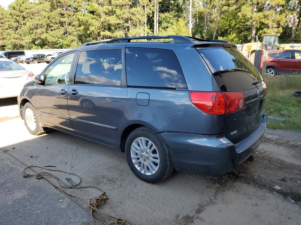 2010 TOYOTA SIENNA