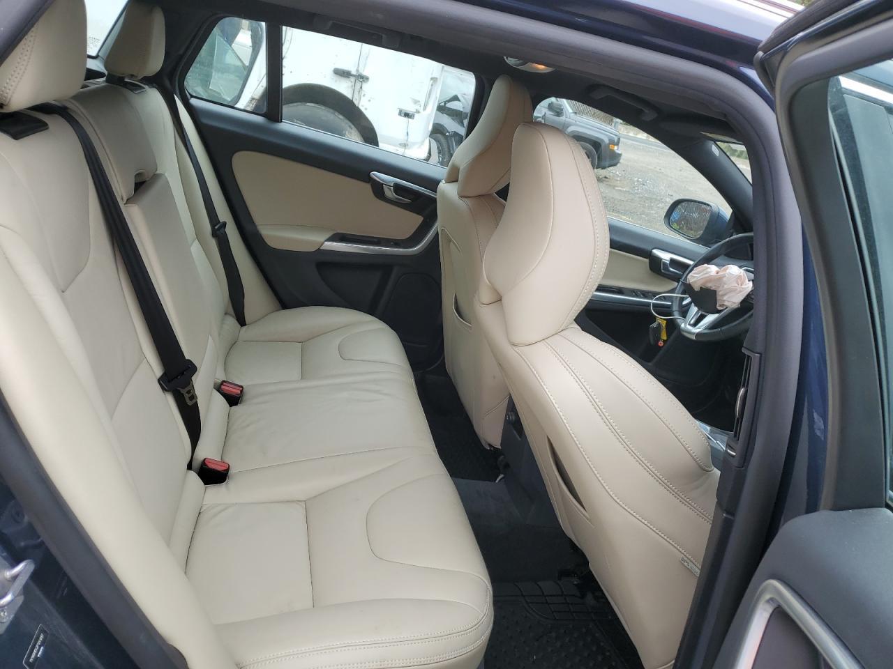 2015 VOLVO V60