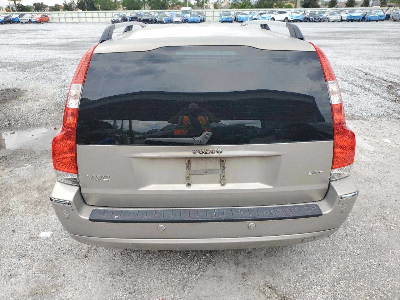 2005 VOLVO V70