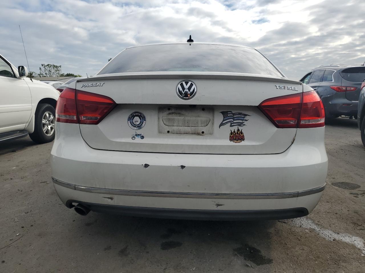 2014 VOLKSWAGEN Passat