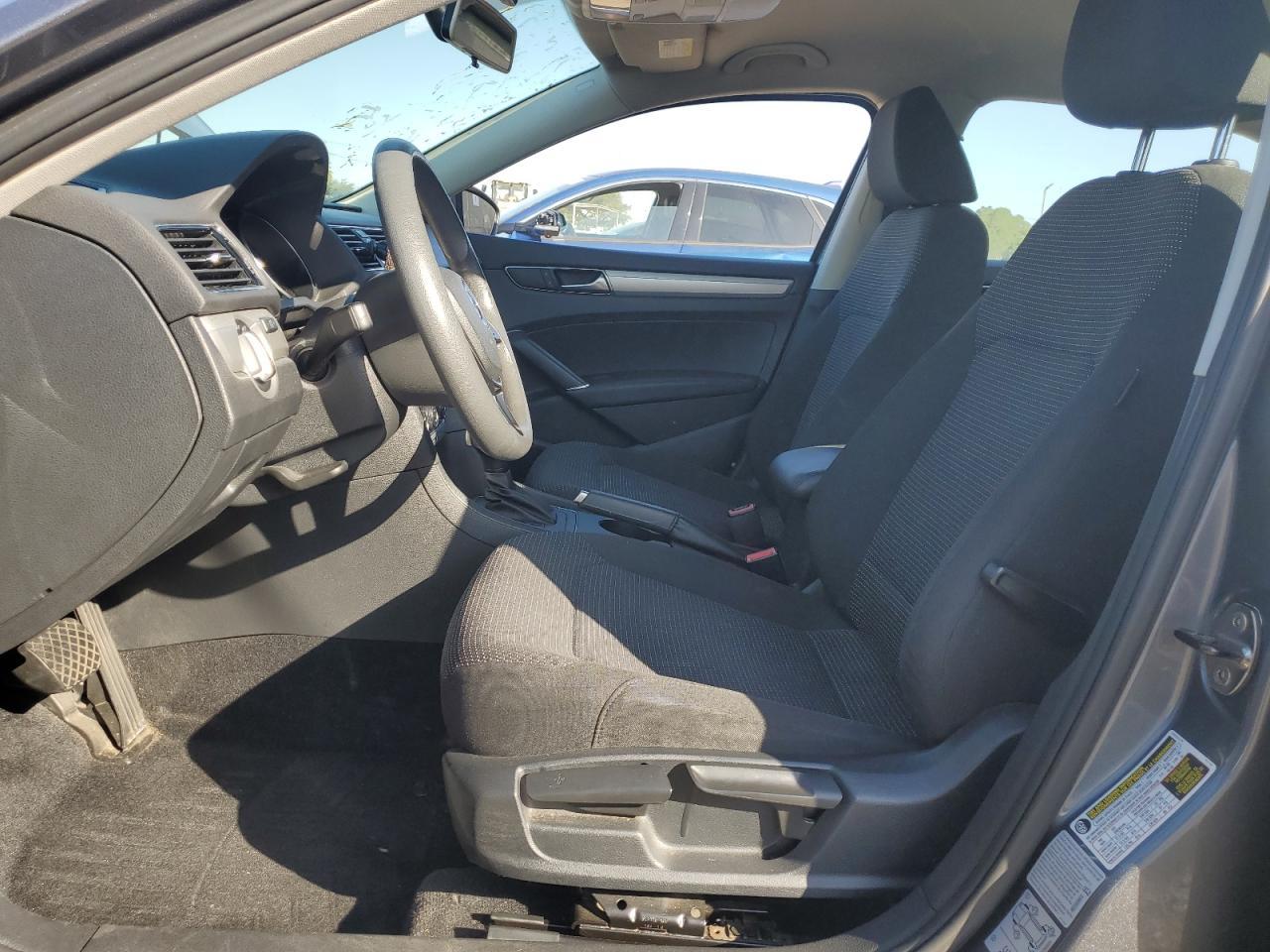 2017 VOLKSWAGEN Passat