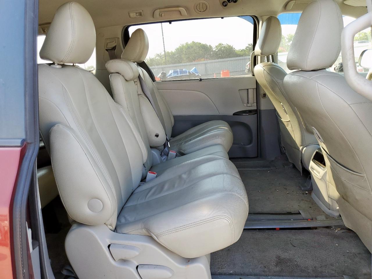 2011 TOYOTA SIENNA