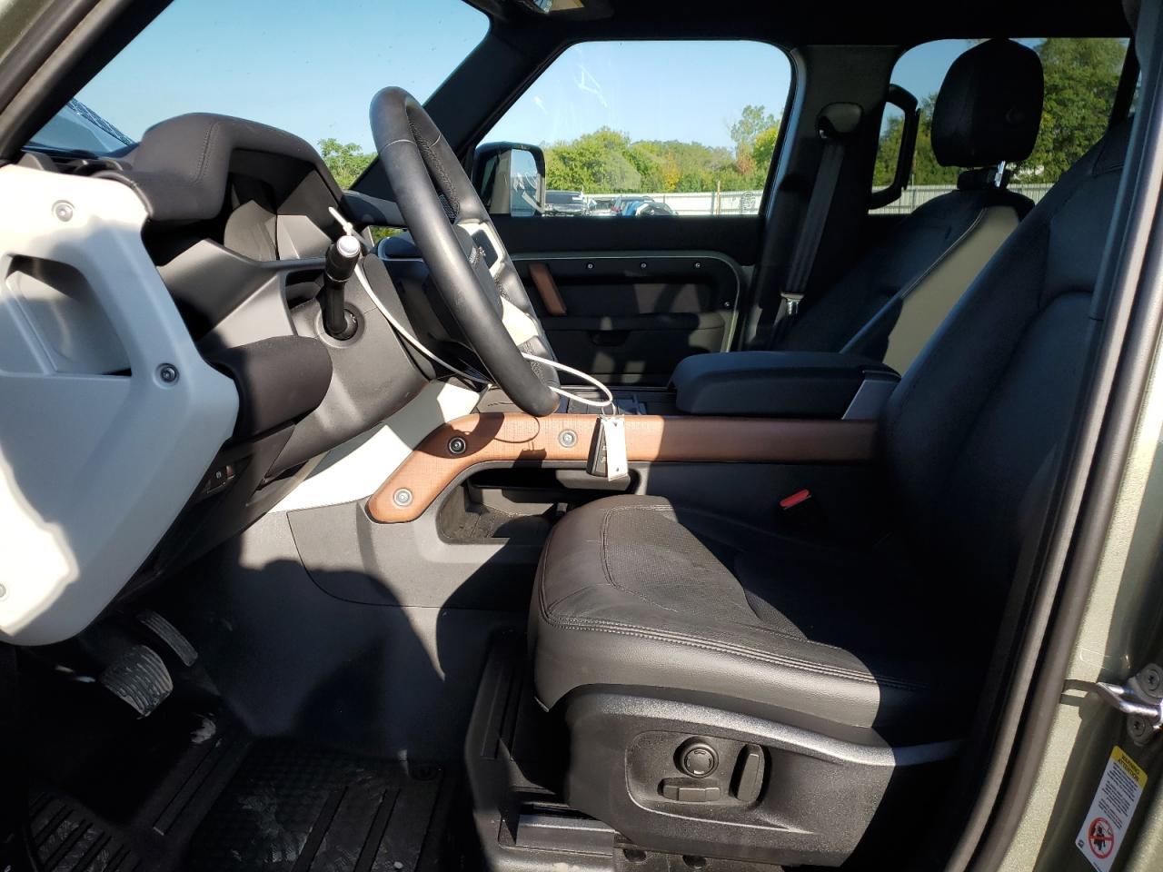 2024 LAND ROVER Defender