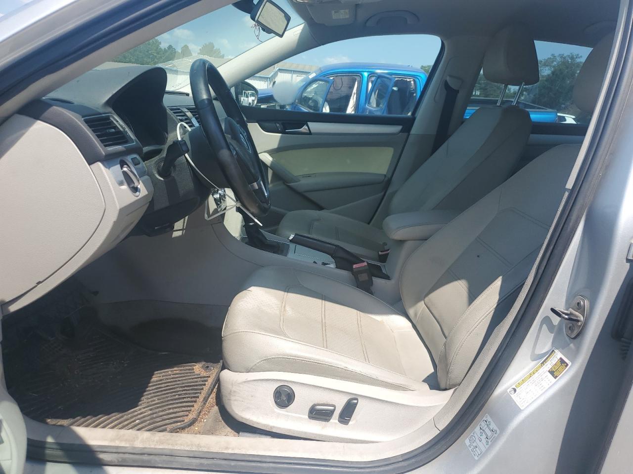 2012 VOLKSWAGEN Passat