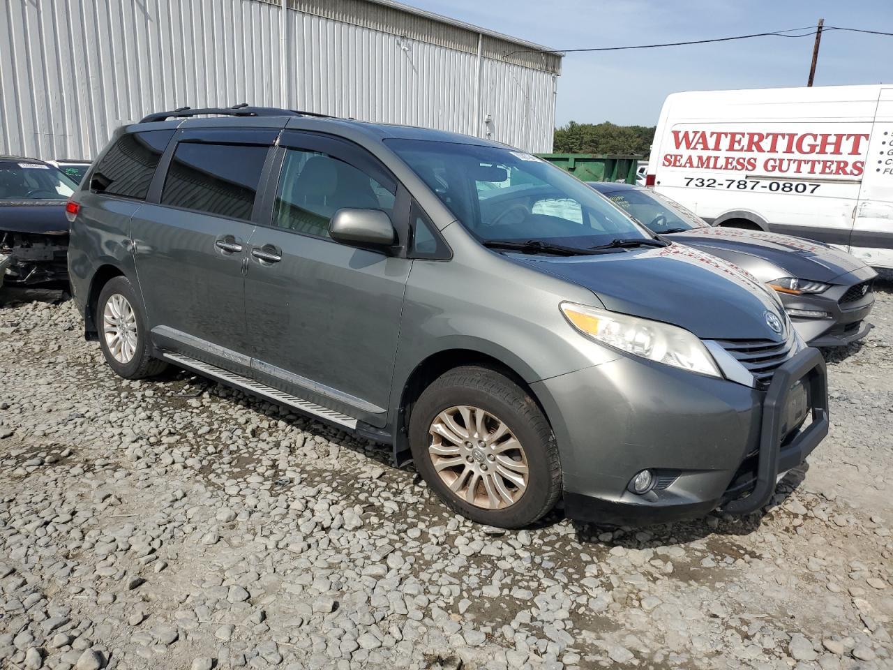 2011 TOYOTA SIENNA