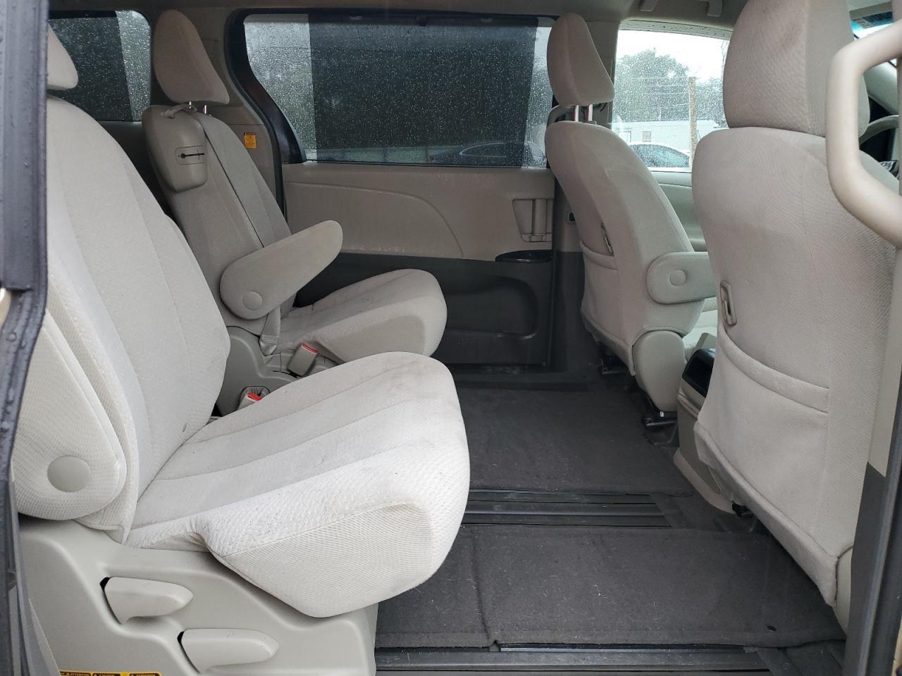 2011 TOYOTA SIENNA