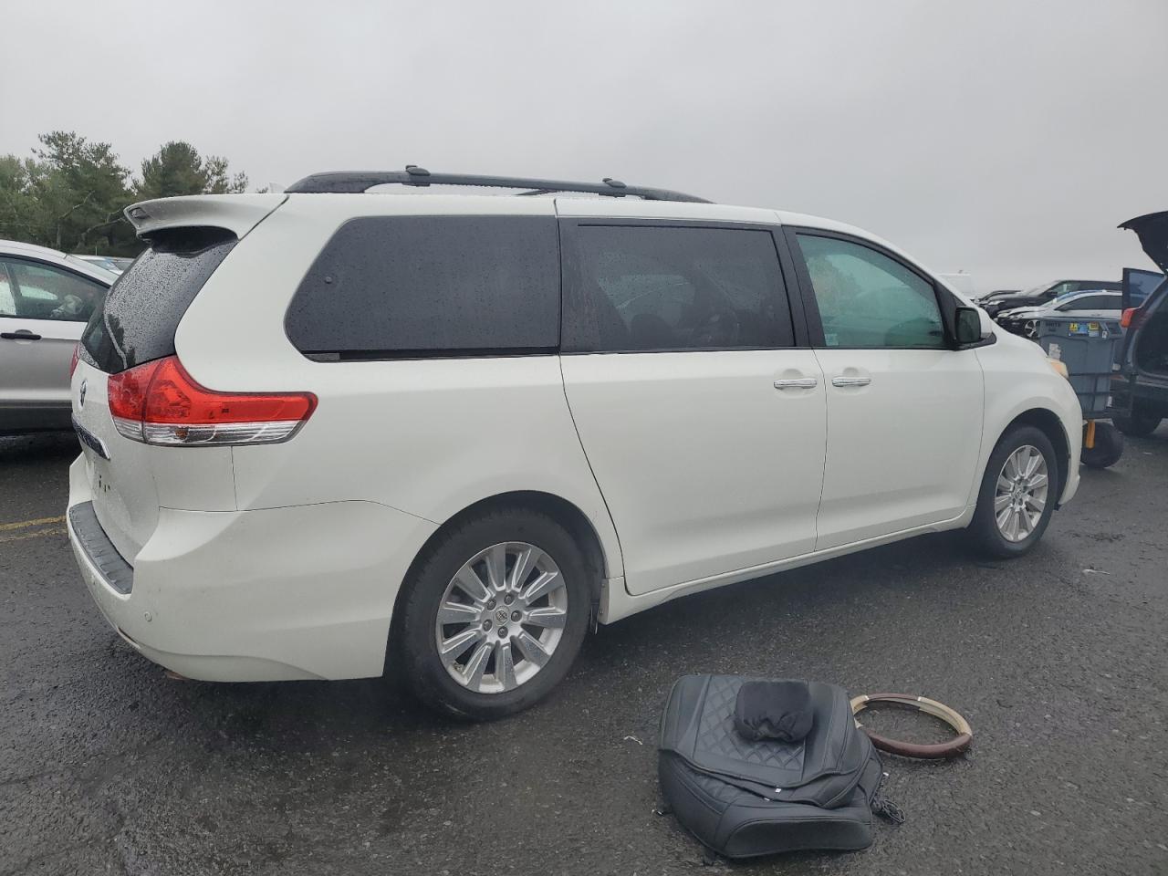 2011 TOYOTA SIENNA