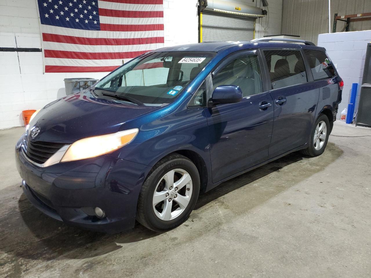 2011 TOYOTA SIENNA