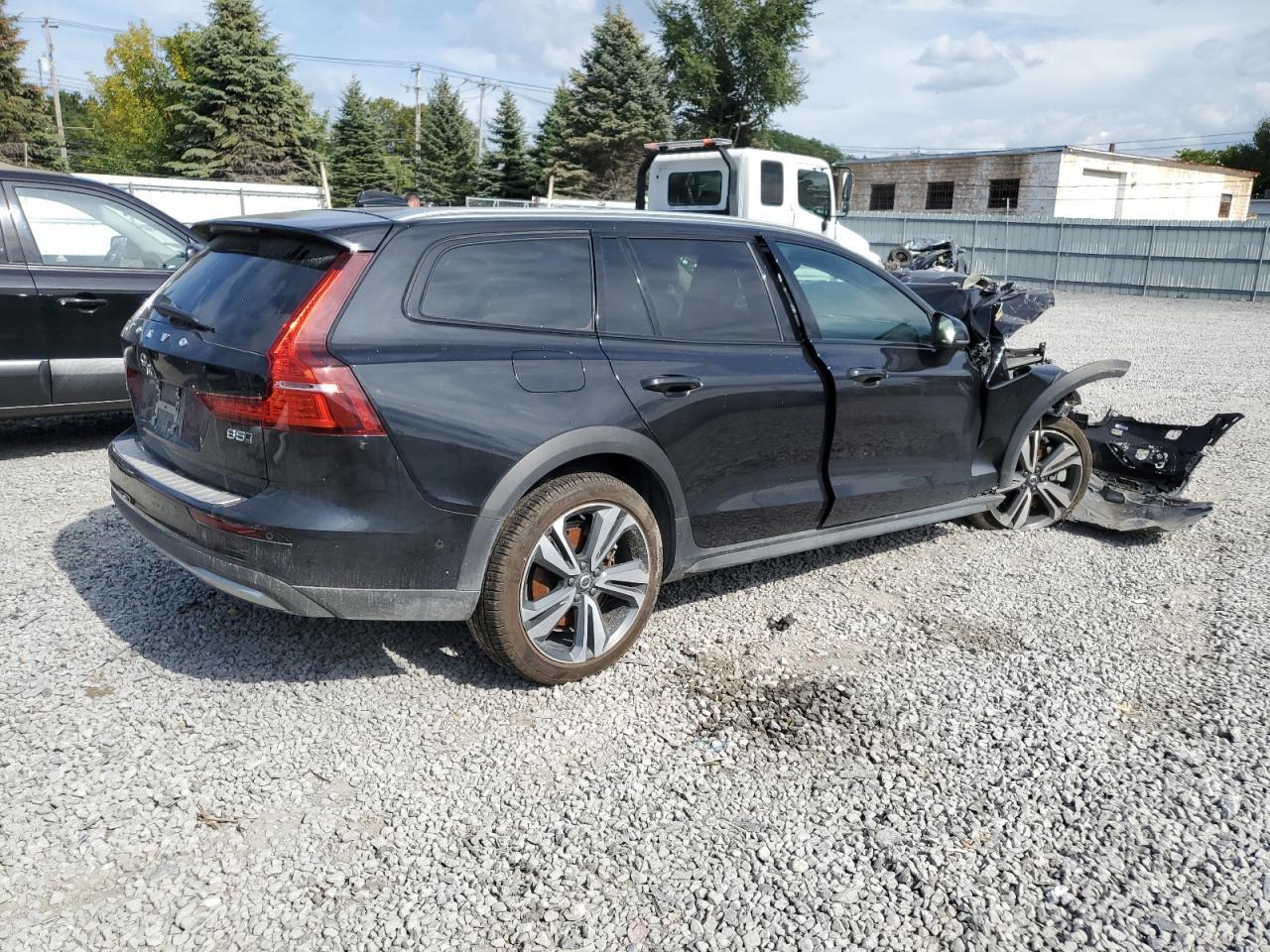 2025 VOLVO V60 Cross Country
