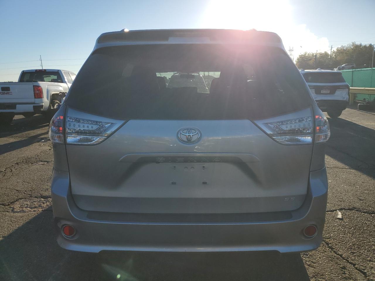 2011 TOYOTA SIENNA