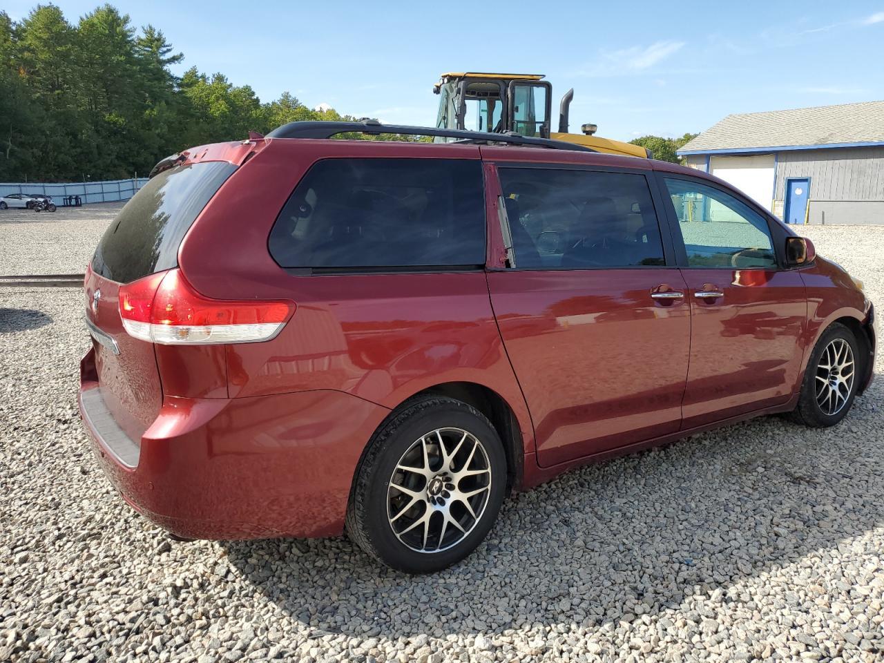 2011 TOYOTA SIENNA