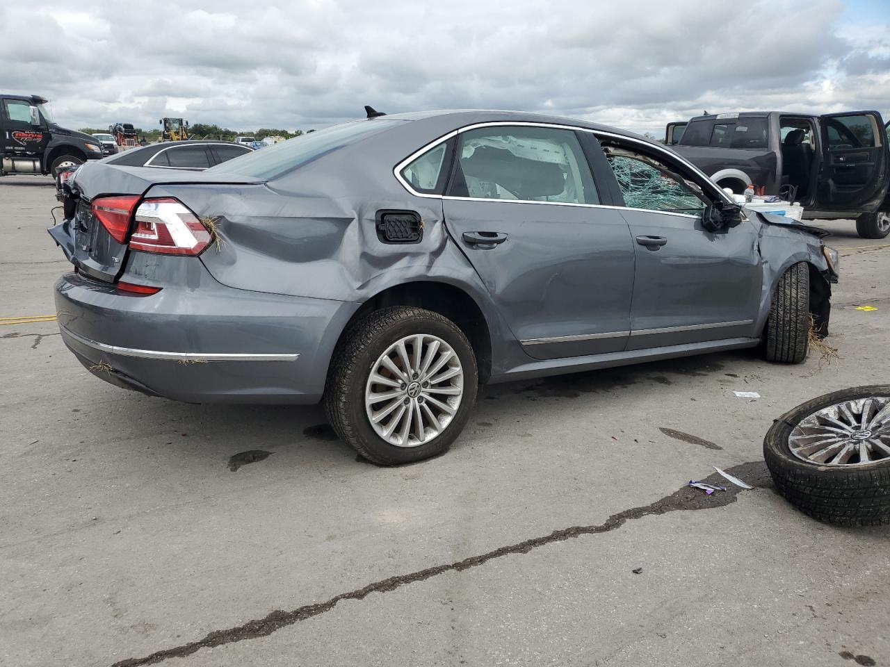 2016 VOLKSWAGEN Passat