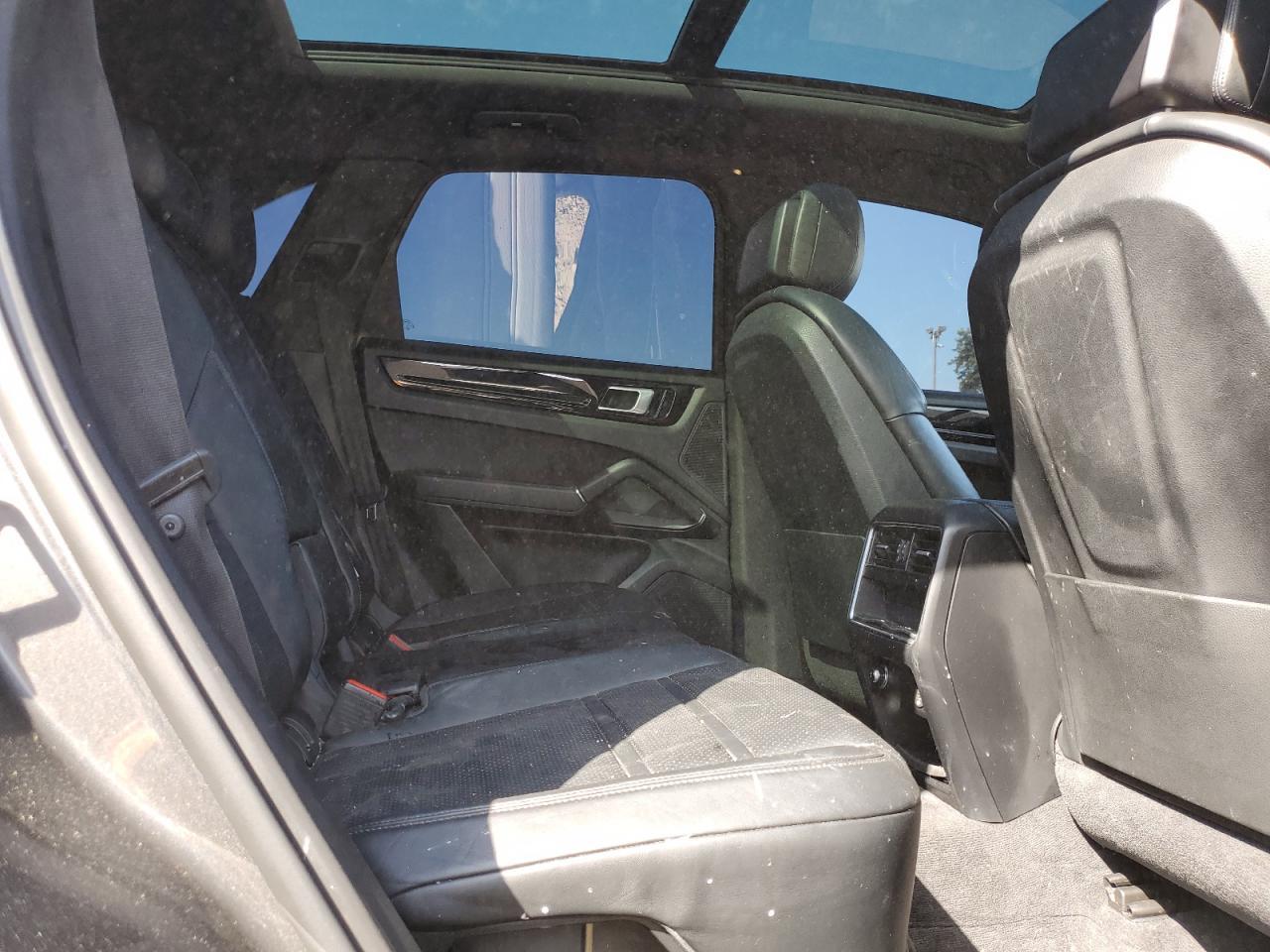 2019 PORSCHE CAYENNE