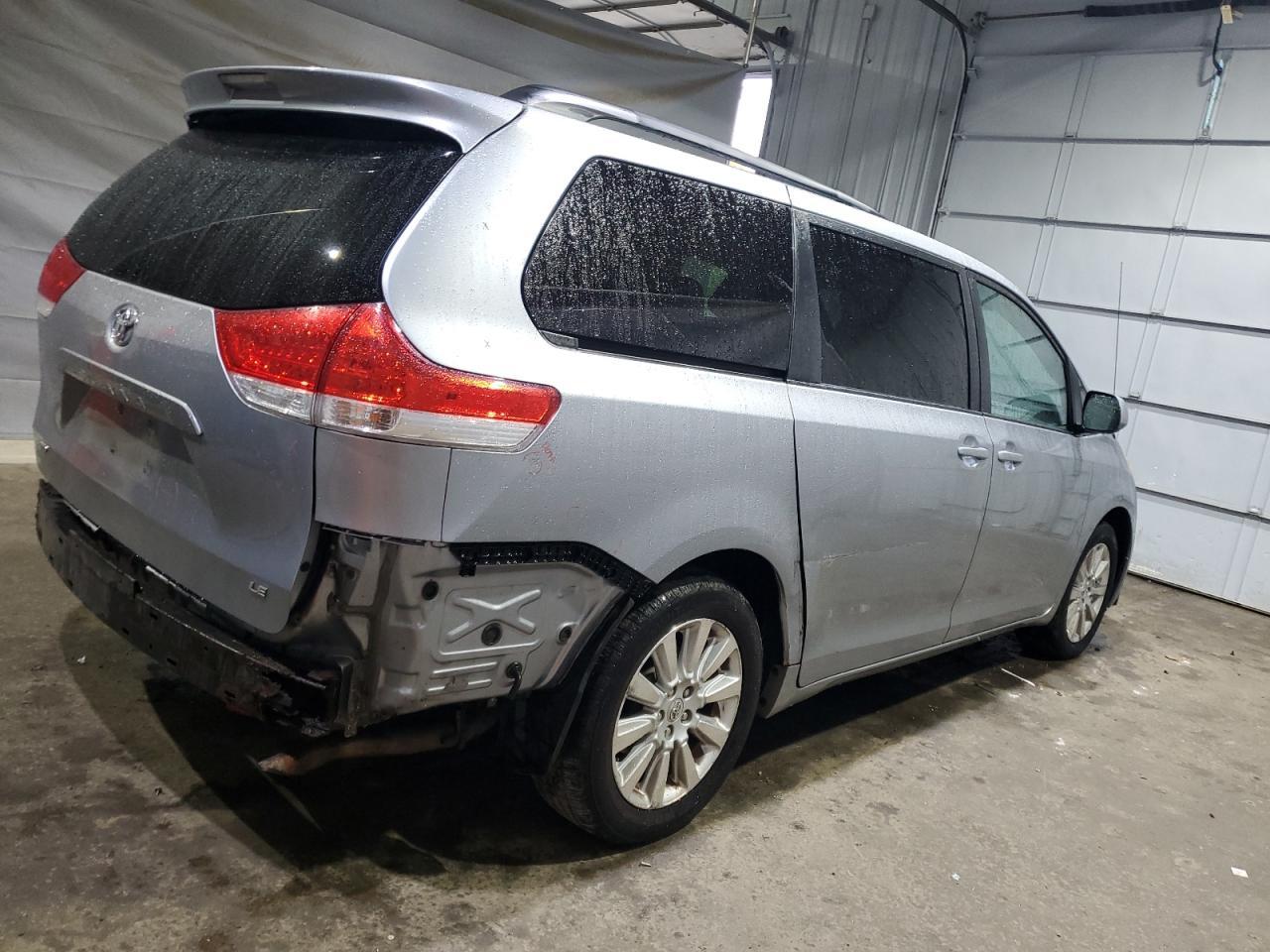 2011 TOYOTA SIENNA