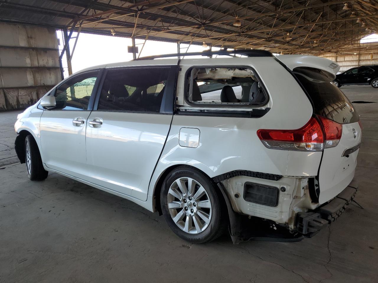 2011 TOYOTA SIENNA