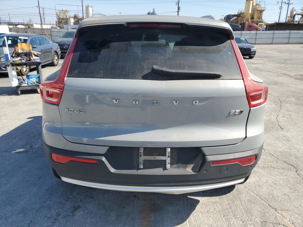 2024 VOLVO XC40