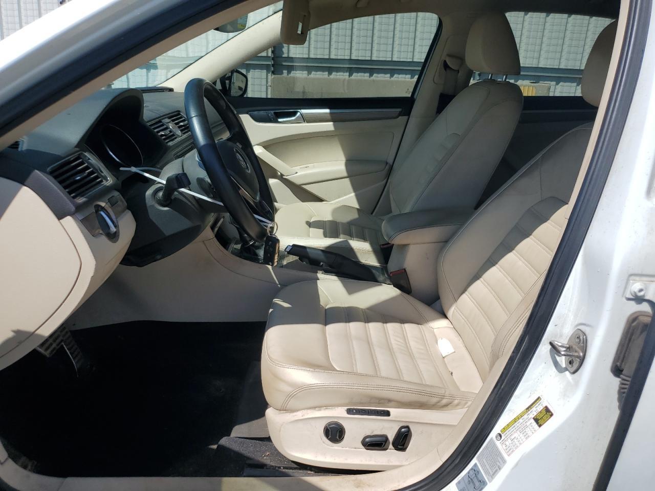 2016 VOLKSWAGEN Passat