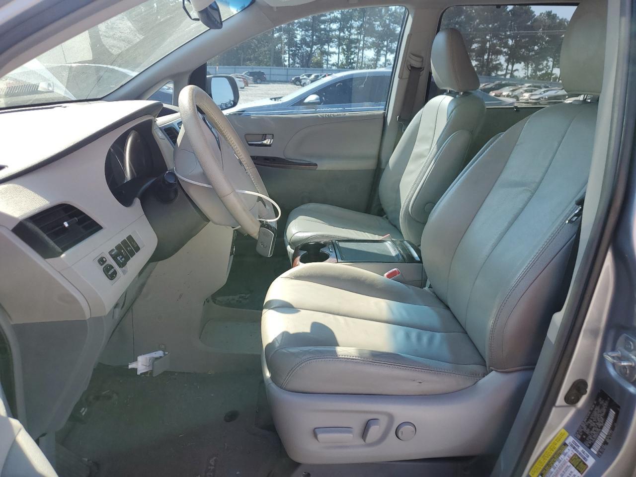 2013 TOYOTA SIENNA