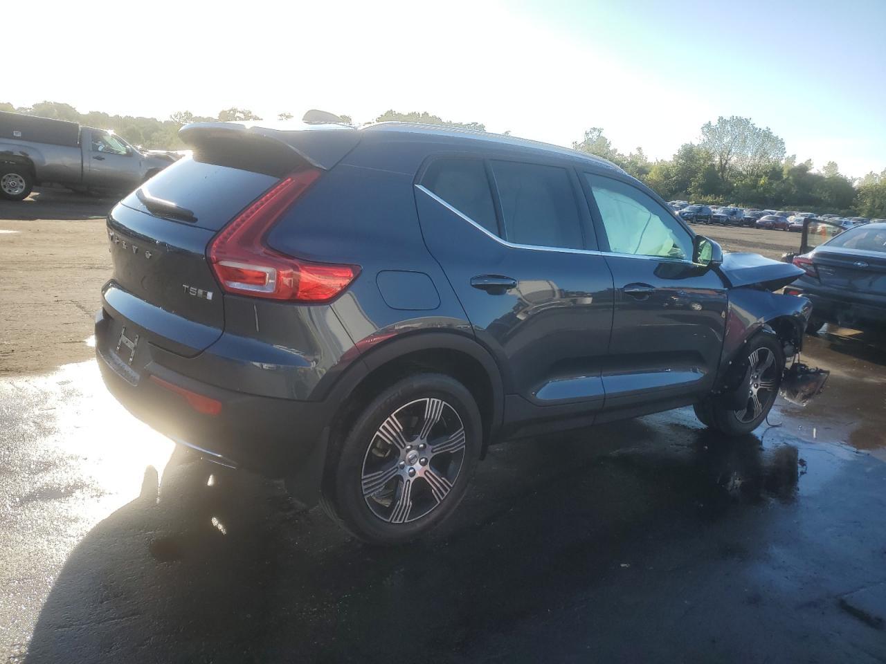 2020 VOLVO XC40