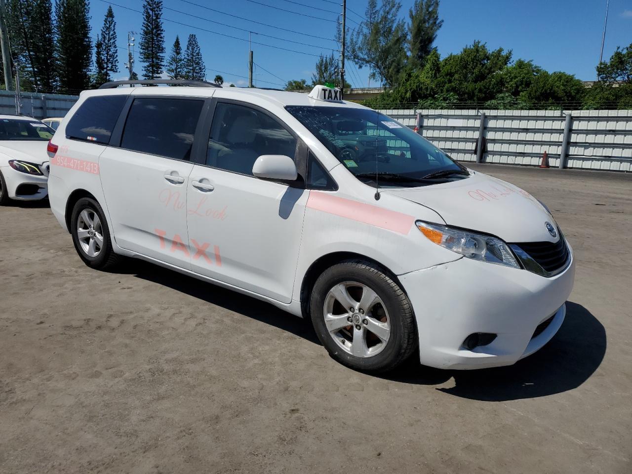 2013 TOYOTA SIENNA