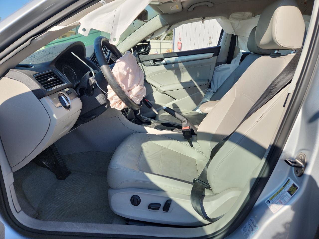 2014 VOLKSWAGEN Passat